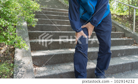 Image of a man with shortness of breath and knee pain on the stairs 102914232