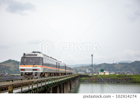 [Kisei Main Line] Nanki No. 5 passing through the Kushidagawa Bridge in the rain 102914274