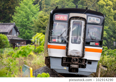 [Kisei Main Line] Rapid service Mie passing through fresh greenery in the rain 102914290