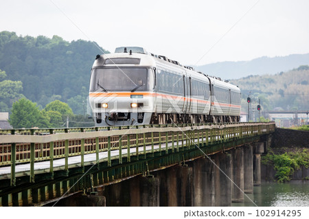 【喜瀨本線】雨中穿過櫛田川大橋的南紀6號線 102914295