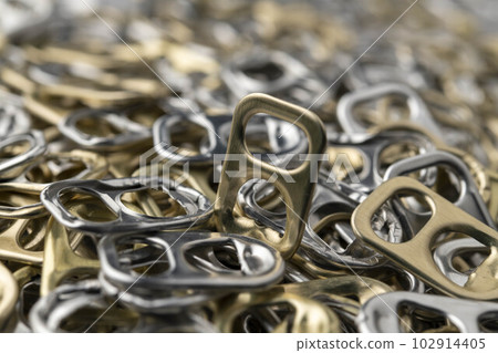 A lot of aluminum pull tabs 102914405