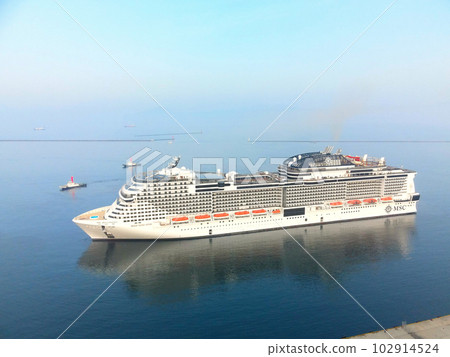 初夏拍攝遊輪MSC Bellissima抵達北海道函館市函館港 102914524