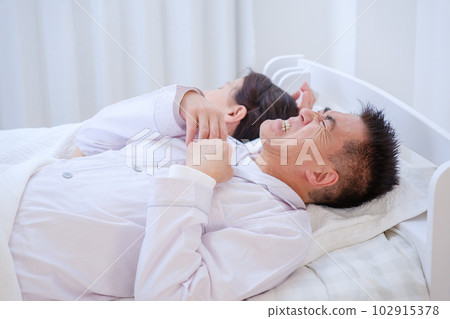 睡眠不足的老人 102915378