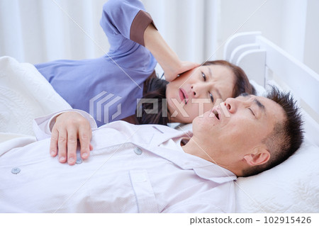 因打鼾而無法入睡的高級女性 102915426