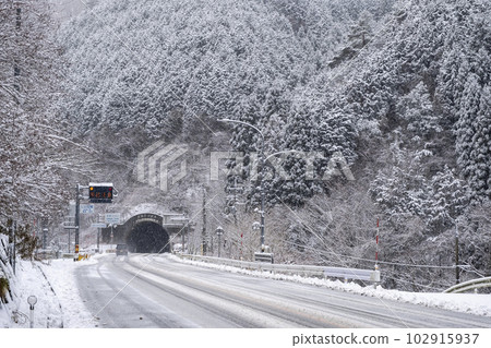 雪路，壓實的雪，冰燒，冬季彩色圖像（Hiruzen Kogen） 102915937