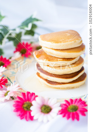 Syrup on pancake 102916004