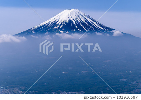 (Yamanashi Prefecture) A superb view of Mt. Fuji seen from Mt. Kurodake in the Misaka Mountains 102916597