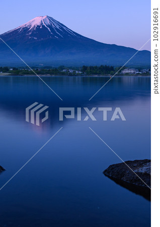 (Yamanashi Prefecture) Upside-down red Mt. Fuji seen from Lake Kawaguchi in the early morning 102916691