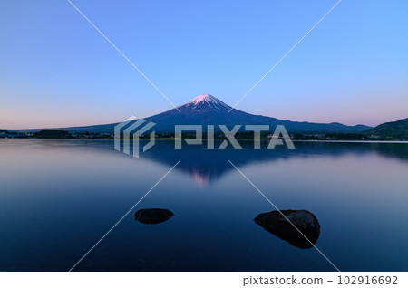 (Yamanashi Prefecture) Upside-down red Mt. Fuji seen from Lake Kawaguchi in the early morning (Yamanashi Prefecture) Upside-down red Mt. Fuji seen from Lake Kawaguchi in the early morning 102916692