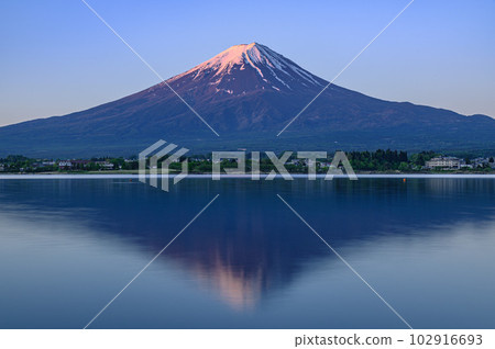 (Yamanashi Prefecture) Upside-down red Mt. Fuji seen from Lake Kawaguchi in the early morning (Yamanashi Prefecture) Upside-down red Mt. Fuji seen from Lake Kawaguchi in the early morning 102916693