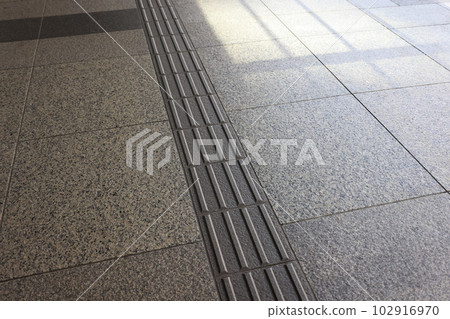 初夏,城市的人行道和触覺街區 初夏,城市的人行道和触覺街區 102916970