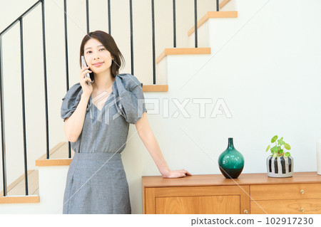 有智能手機的一位小姐 102917230