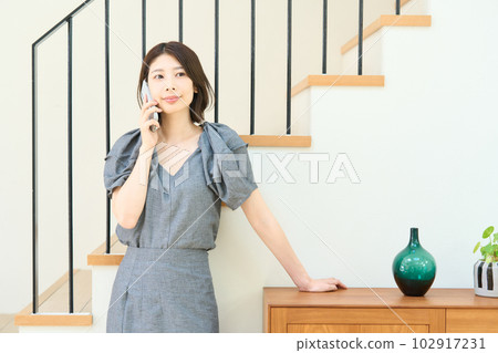 有智能手機的一位小姐 102917231