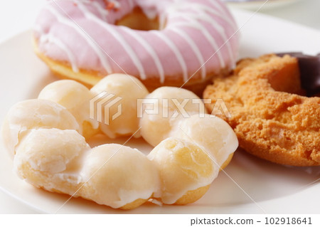 Delicious donut sweets 102918641