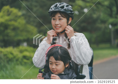 媽媽戴著自行車頭盔 102919525