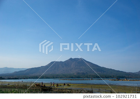 Blue sky and majestic view of Mount Batur 102921731