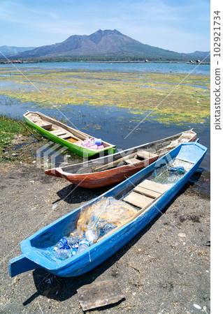 A yacht on the shore of Lake Batur and the scenery of Mount Batur 102921734