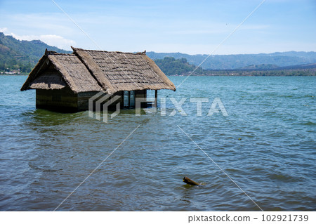 巴杜爾湖被淹的建築物 102921739