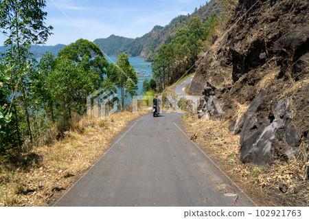 The road leading to Trunyan Village, where the tradition of wind burial remains 102921763