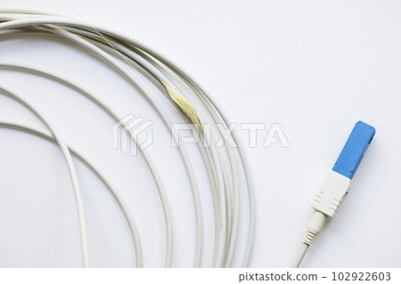 已經變舊和撕裂的光纜，內容物暴露在外 102922603