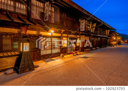 長野縣,中山道,奈良井宿的街景,夜景,夜景 長野縣,中山道,奈良井宿的街景,夜景,夜景 102923703