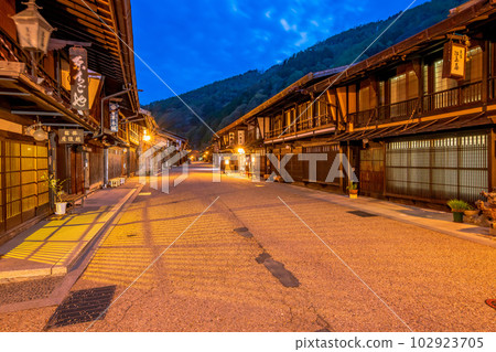 長野縣,中山道,奈良井宿的街景,夜景,夜景 長野縣,中山道,奈良井宿的街景,夜景,夜景 102923705
