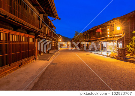長野縣，中山道，奈良井宿的街景，夜景，夜景 102923707