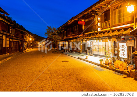 長野縣,中山道,奈良井宿的街景,夜景,夜景 長野縣,中山道,奈良井宿的街景,夜景,夜景 102923708