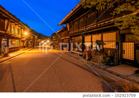 長野縣，中山道，奈良井宿的街景，夜景，夜景 102923709