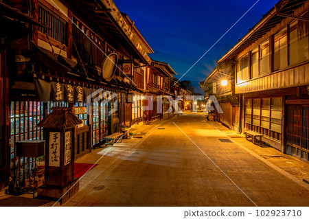 長野縣，中山道，奈良井宿的街景，夜景，夜景 102923710