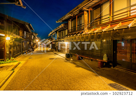 長野縣，中山道，奈良井宿的街景，夜景，夜景 102923712
