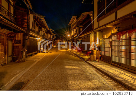 長野縣，中山道，奈良井宿的街景，夜景，夜景 102923713