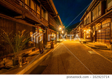 長野縣，中山道，奈良井宿的街景，夜景，夜景 102923714
