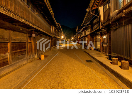 長野縣，中山道，奈良井宿的街景，夜景，夜景 102923718