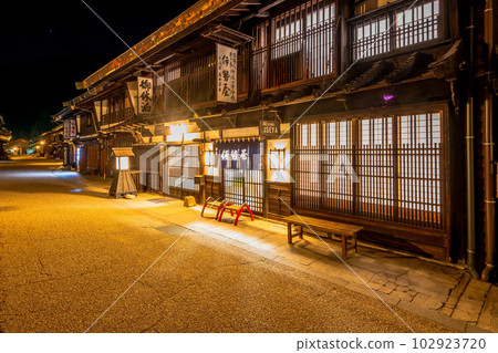 長野縣，中山道，奈良井宿的街景，夜景，夜景 102923720