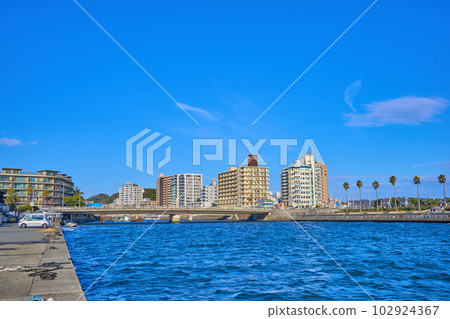 從神奈川縣藤澤市片瀨海岸片瀨漁港東北側眺望(海濱公寓等) 從神奈川縣藤澤市片瀨海岸片瀨漁港東北側眺望(海濱公寓等) 102924367