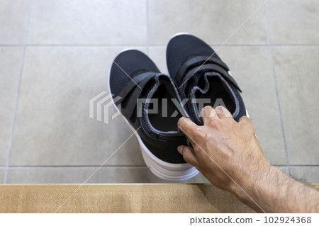 入口處男手提鞋 102924368