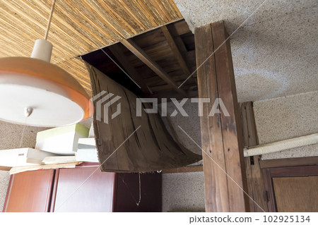 天花板掉落的老房子 102925134