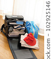一張小學生書包裡放著很多行李的圖片 102925146