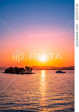 Dusk of Lake Shinji Dusk of Lake Shinji 102925159