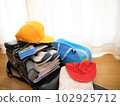 一張小學生書包裡放著很多行李的圖片 102925712