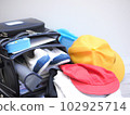 一張小學生書包裡放著很多行李的圖片 102925714
