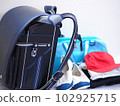 一張小學生書包裡放著很多行李的圖片 102925715