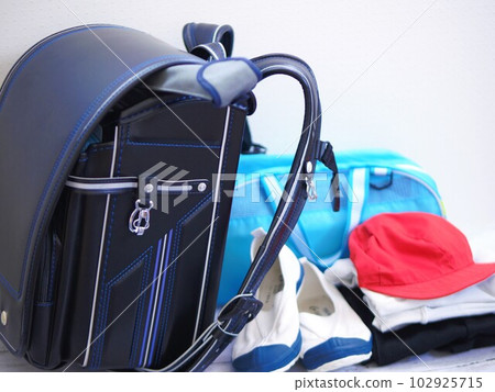 An image of a lot of luggage in an elementary school student's school bag 102925715
