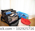 一張小學生書包裡放著很多行李的圖片 102925716