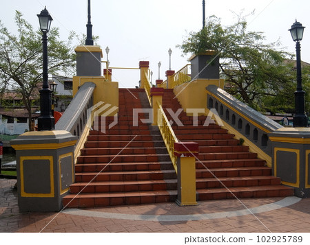 Bridge over the Malacca River (Malacca/Malaysia) 102925789