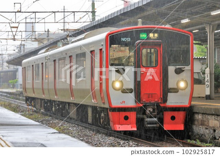 [JR Kyushu] Series 815 in the Rain (Kagoshima Main Line: Omuta Station) 102925817