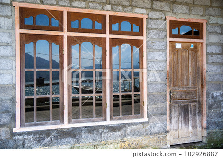 A house with stylish windows that reflect the scenery of the lake 102926887