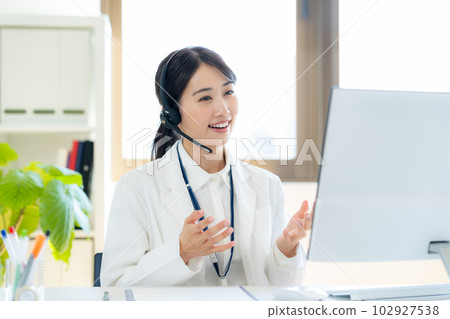 operator in white 102927538