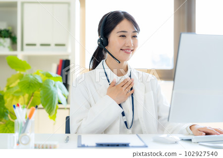 operator in white 102927540